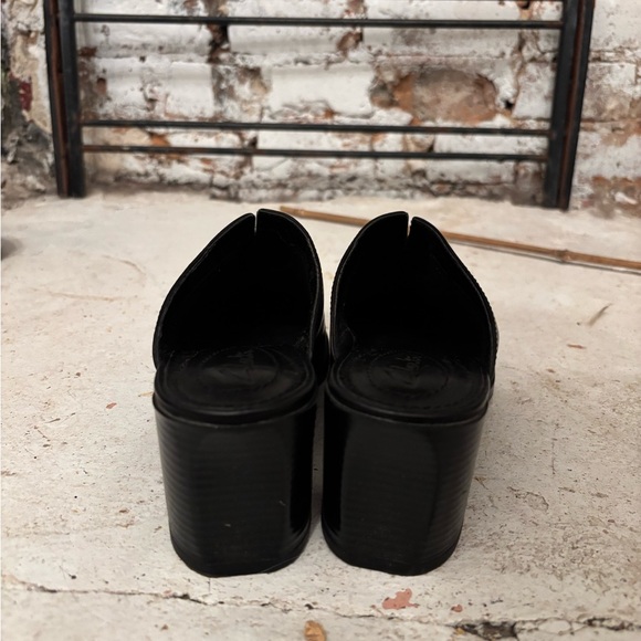 Clark’s Clogs 5.5 - Picture 2 of 5